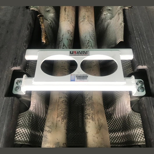 Barre anti-rapprochement avant inférieure à 4 points Ultra Racing JAGUAR XJ L (X351) 5.0 SUPERCHARGED 2WD 2010-2019