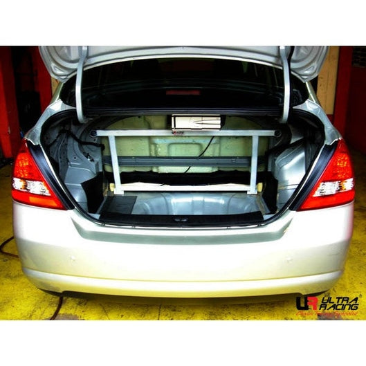 Barre anti-rapprochement supérieure arrière 4 points Ultra Racing NISSAN LATIO (C11) 1.8 2WD SEDAN 2004-2018