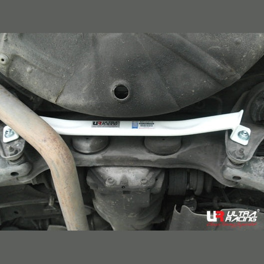 Barre de renfort inférieure arrière Ultra Racing 2P MERCEDES-BENZ W202 C200 2.0 2WD 1993-2000