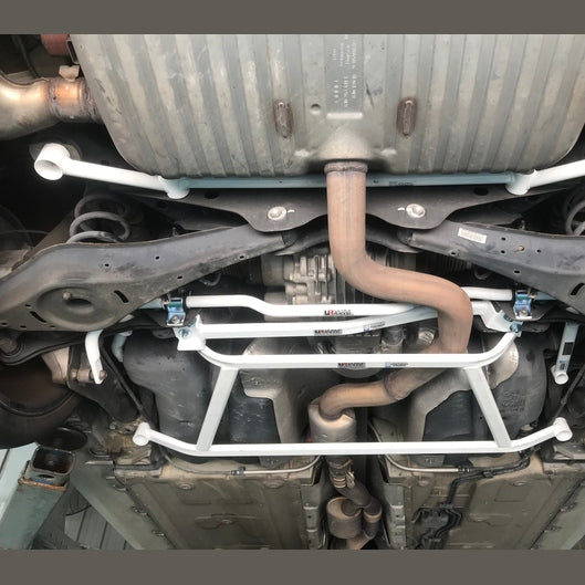 Barre inférieure arrière Ultra Racing à 2 points AUDI S3 (8P) 2.0 FSI 4WD 2006-2013